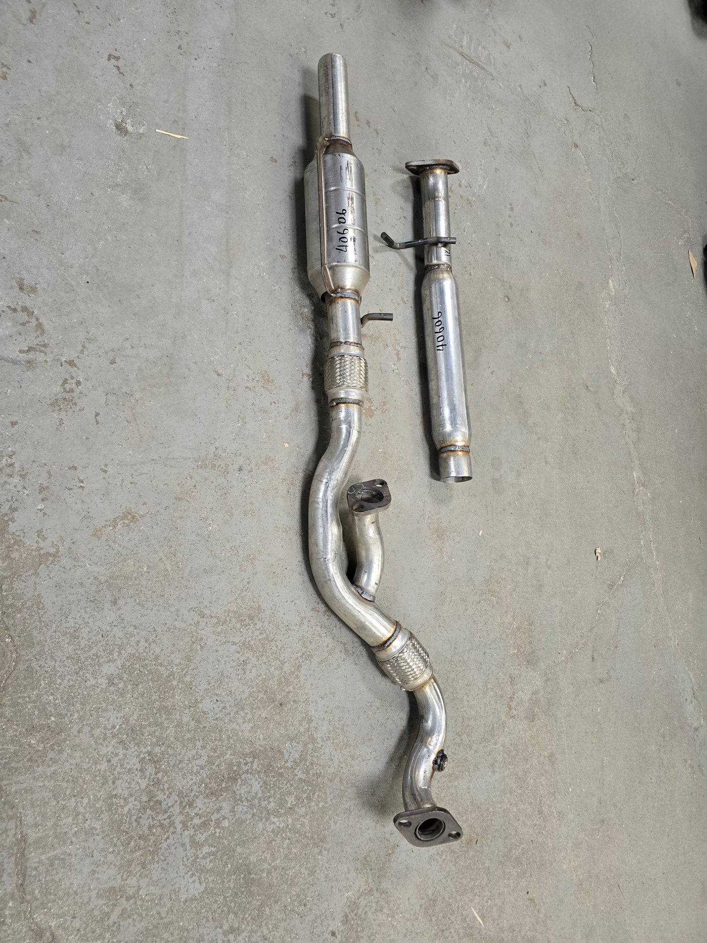 2003-2006 Hyundai Santa FE 3.5L V6 rear converter / pipe with flex , LAST ONE